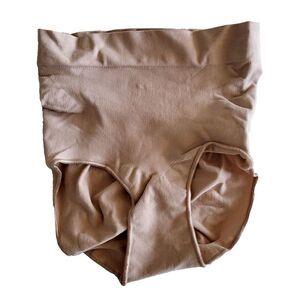 NEW SKIMS Beige Brief Size S/M Mid-Waist Seamless Sculpted Shapewear SH-MWB-0101